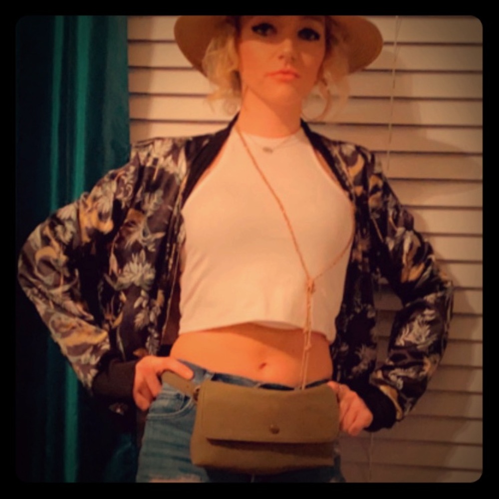 Olive green, belt loop, stylish fanny pack!